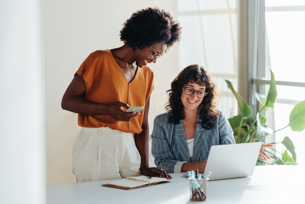 deux femmes comparant les regroupements de crédits existants sur un ordinateur portable