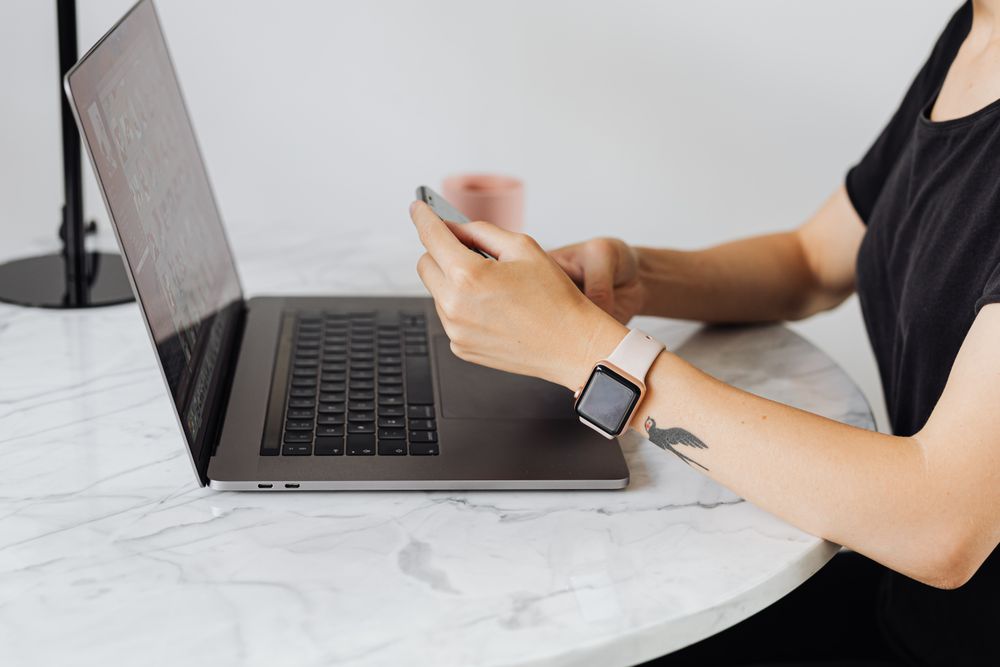personne utilisant une calculatrice en ligne pour simuler un crédit
